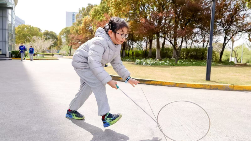 打破小贝纪录，布鲁日前锋福布斯是欧冠对巴萨传射最年轻球员